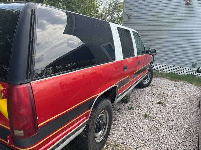 Chevy-suburban-2500-diesel-1989-red-4