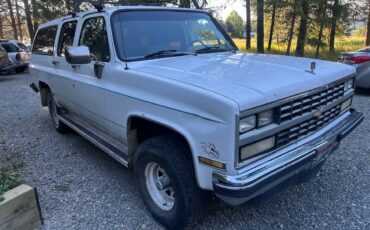 Chevy-suburban-4x4-1989-white-1