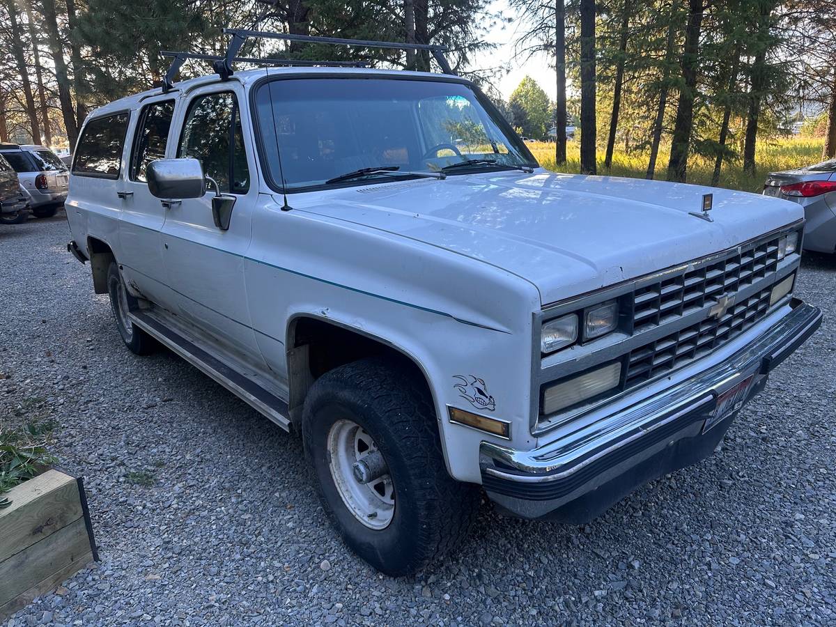 Chevy-suburban-4x4-1989-white-1