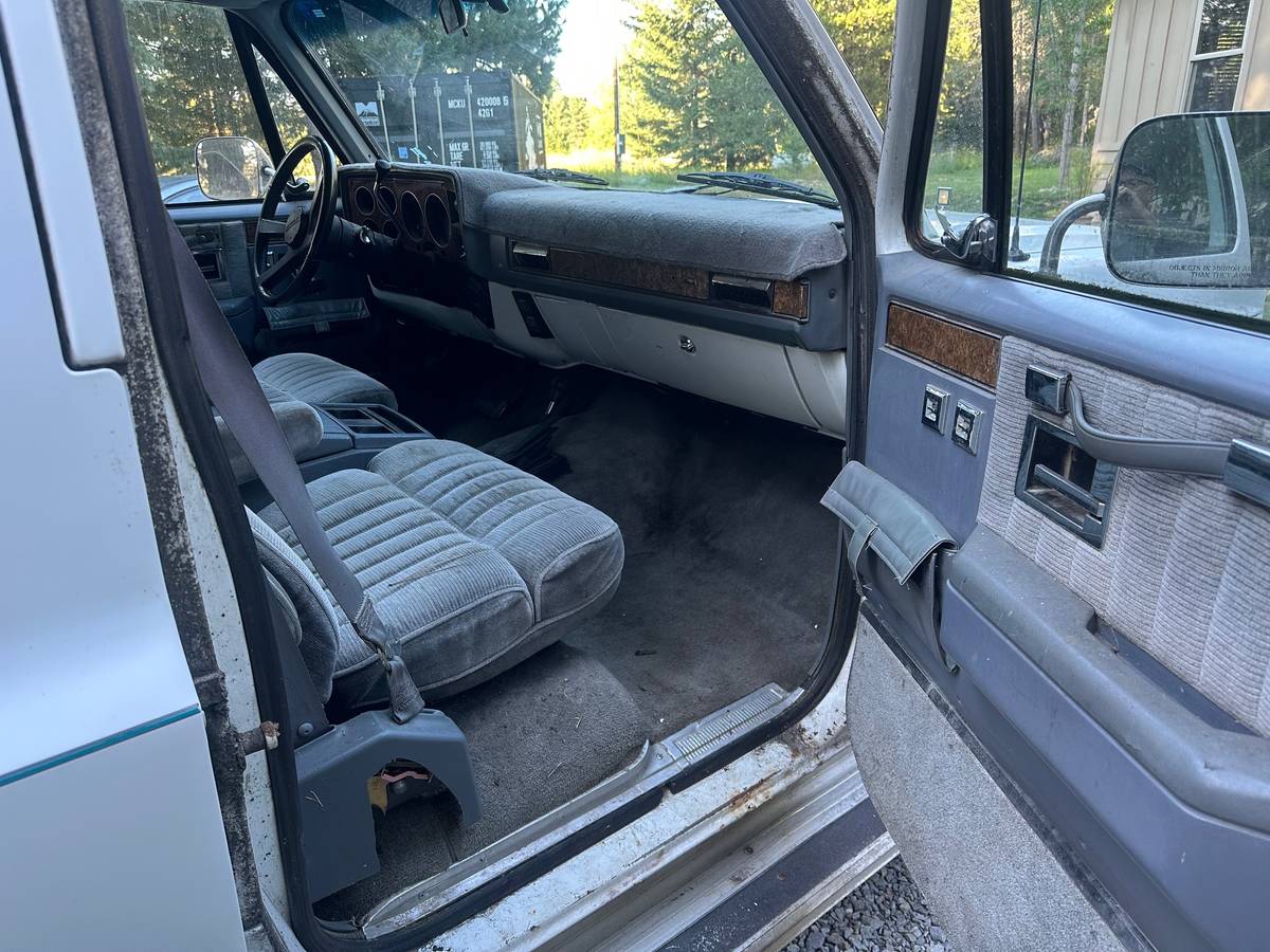 Chevy-suburban-4x4-1989-white-2