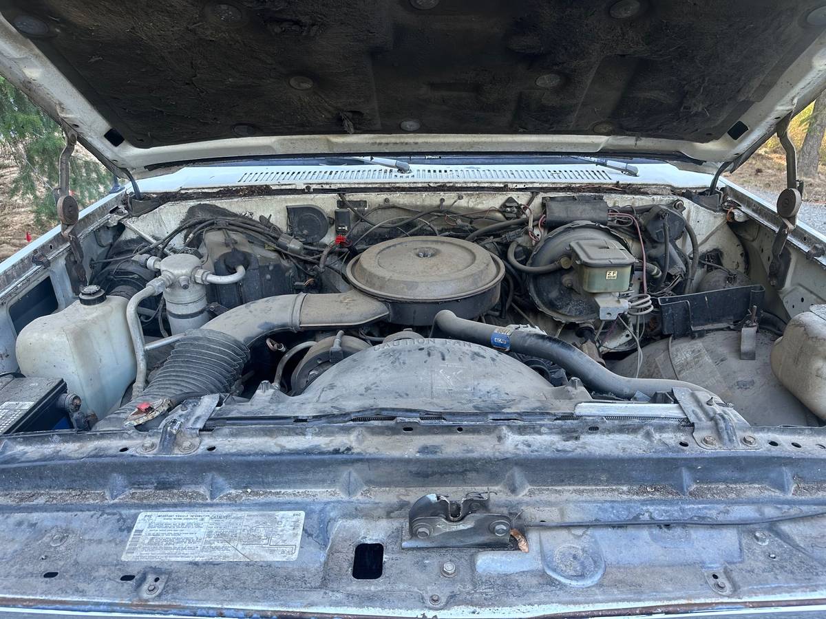 Chevy-suburban-4x4-1989-white-3