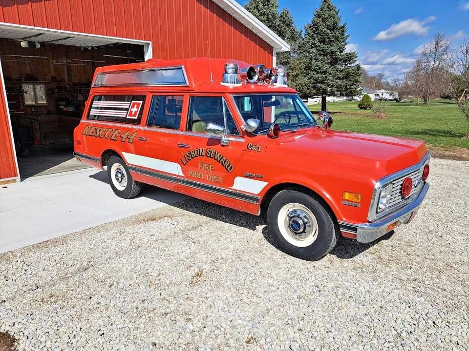 Chevy-suburban-ambulance-1972-1