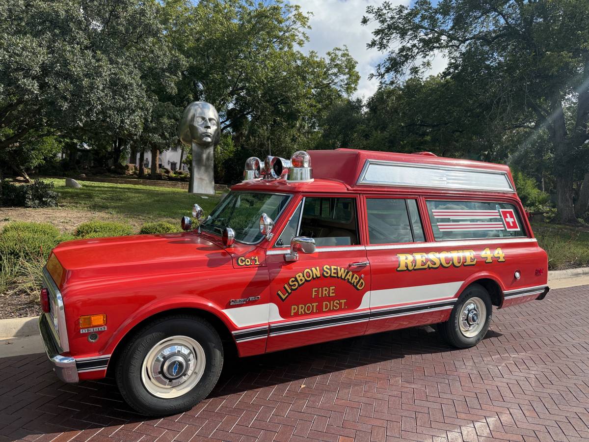 Chevy-suburban-ambulance-1972-12
