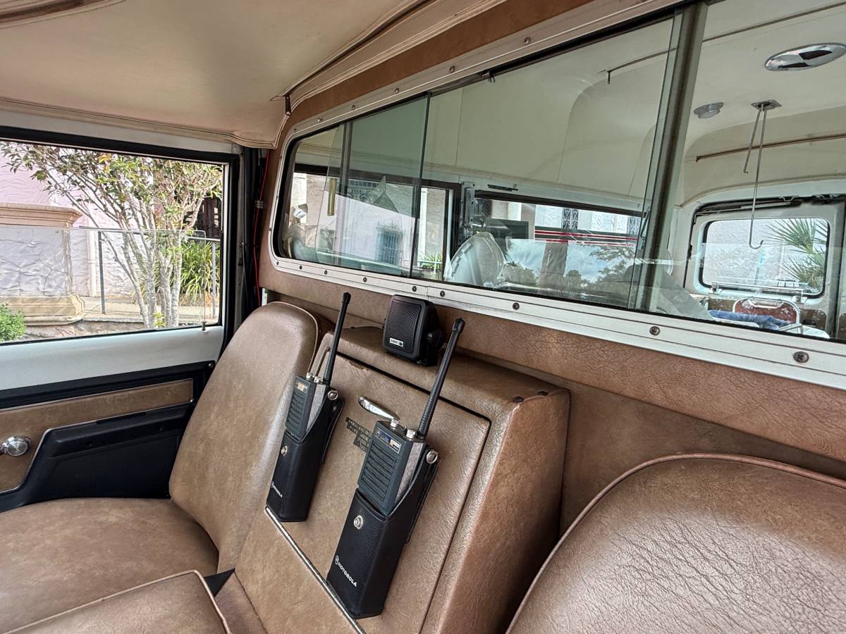 Chevy-suburban-ambulance-1972-12