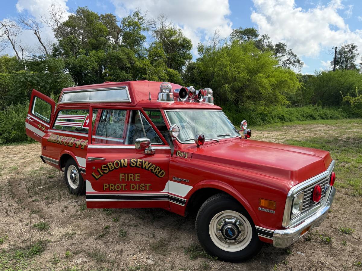 Chevy-suburban-ambulance-1972-13