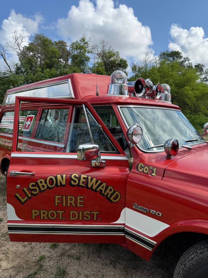 Chevy-suburban-ambulance-1972-15