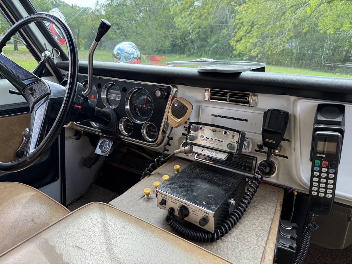 Chevy-suburban-ambulance-1972-15