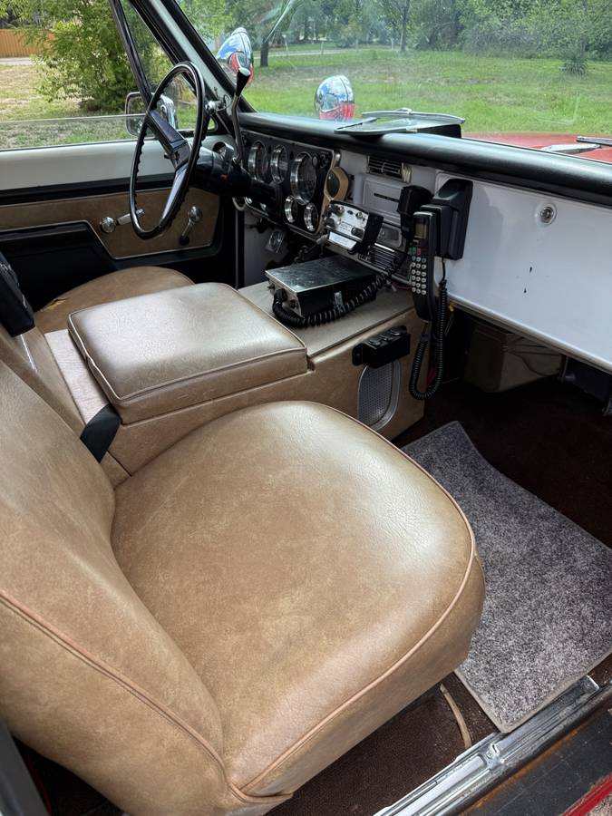Chevy-suburban-ambulance-1972-16