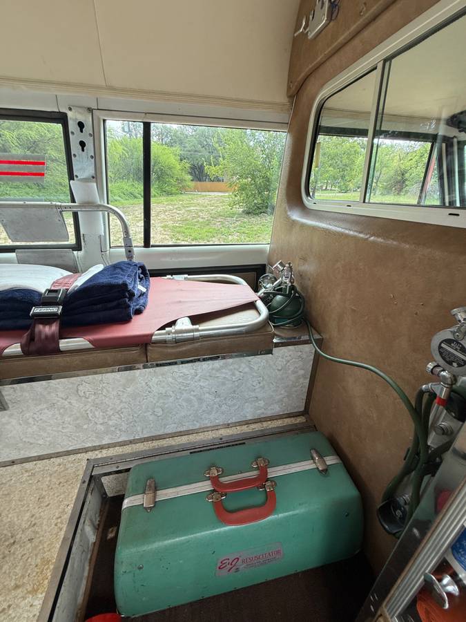 Chevy-suburban-ambulance-1972-16
