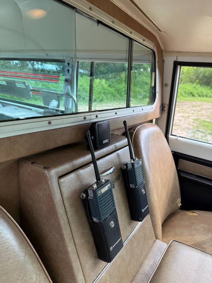 Chevy-suburban-ambulance-1972-17