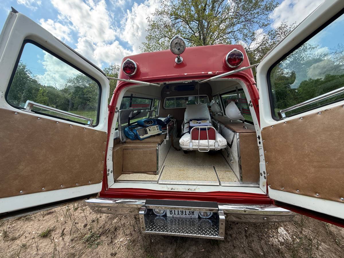 Chevy-suburban-ambulance-1972-17