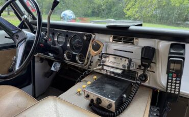 Chevy-suburban-ambulance-1972-18