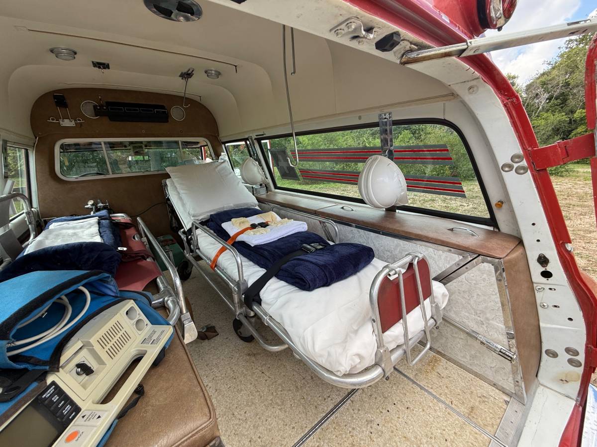 Chevy-suburban-ambulance-1972-18