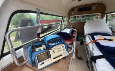 Chevy-suburban-ambulance-1972-19