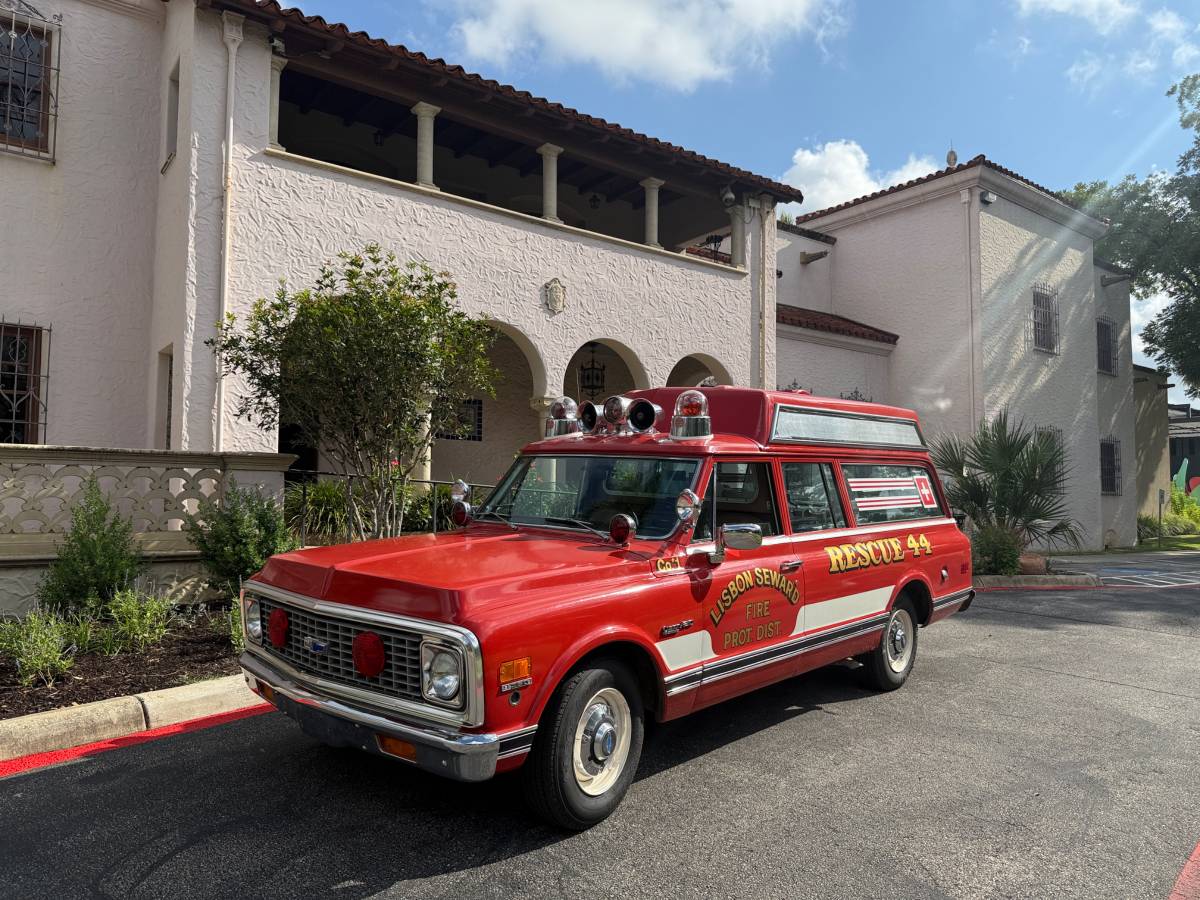 Chevy-suburban-ambulance-1972-2