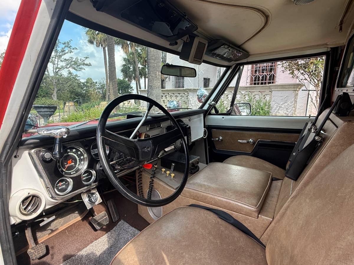 Chevy-suburban-ambulance-1972-21
