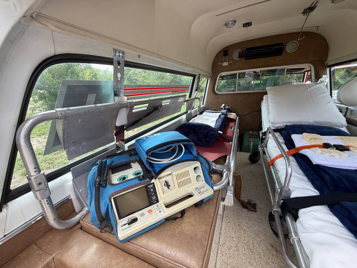Chevy-suburban-ambulance-1972-23