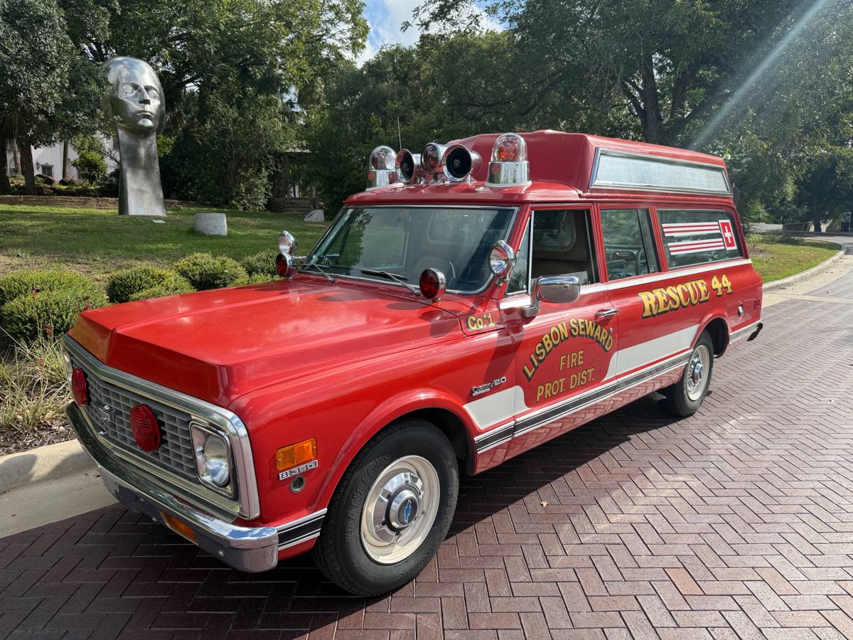 Chevy-suburban-ambulance-1972