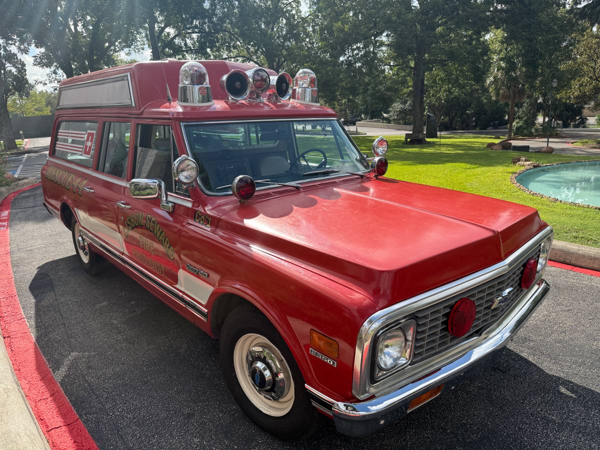Chevy-suburban-ambulance-1972-5
