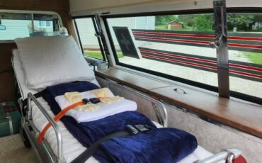 Chevy-suburban-ambulance-1972-5
