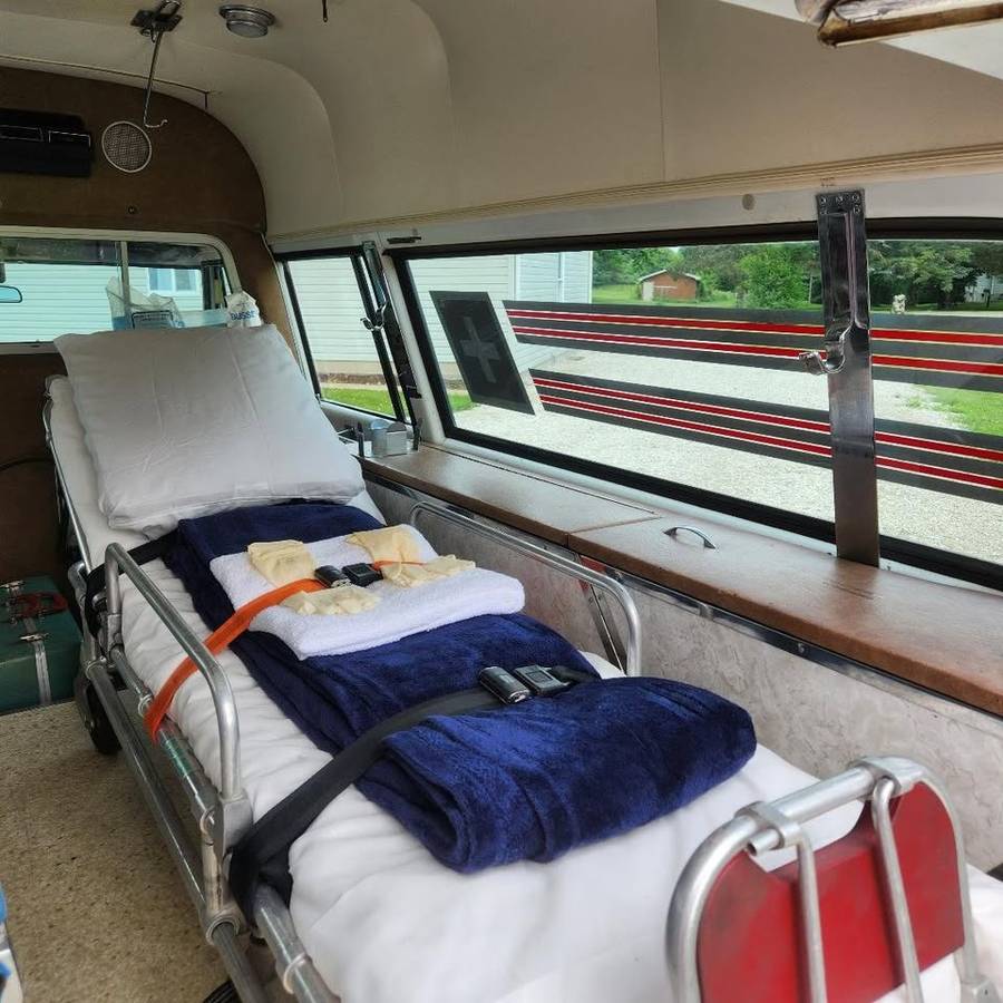 Chevy-suburban-ambulance-1972-5