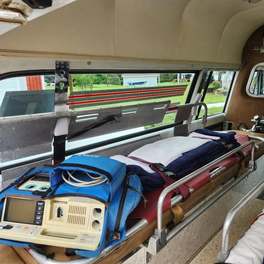 Chevy-suburban-ambulance-1972-6