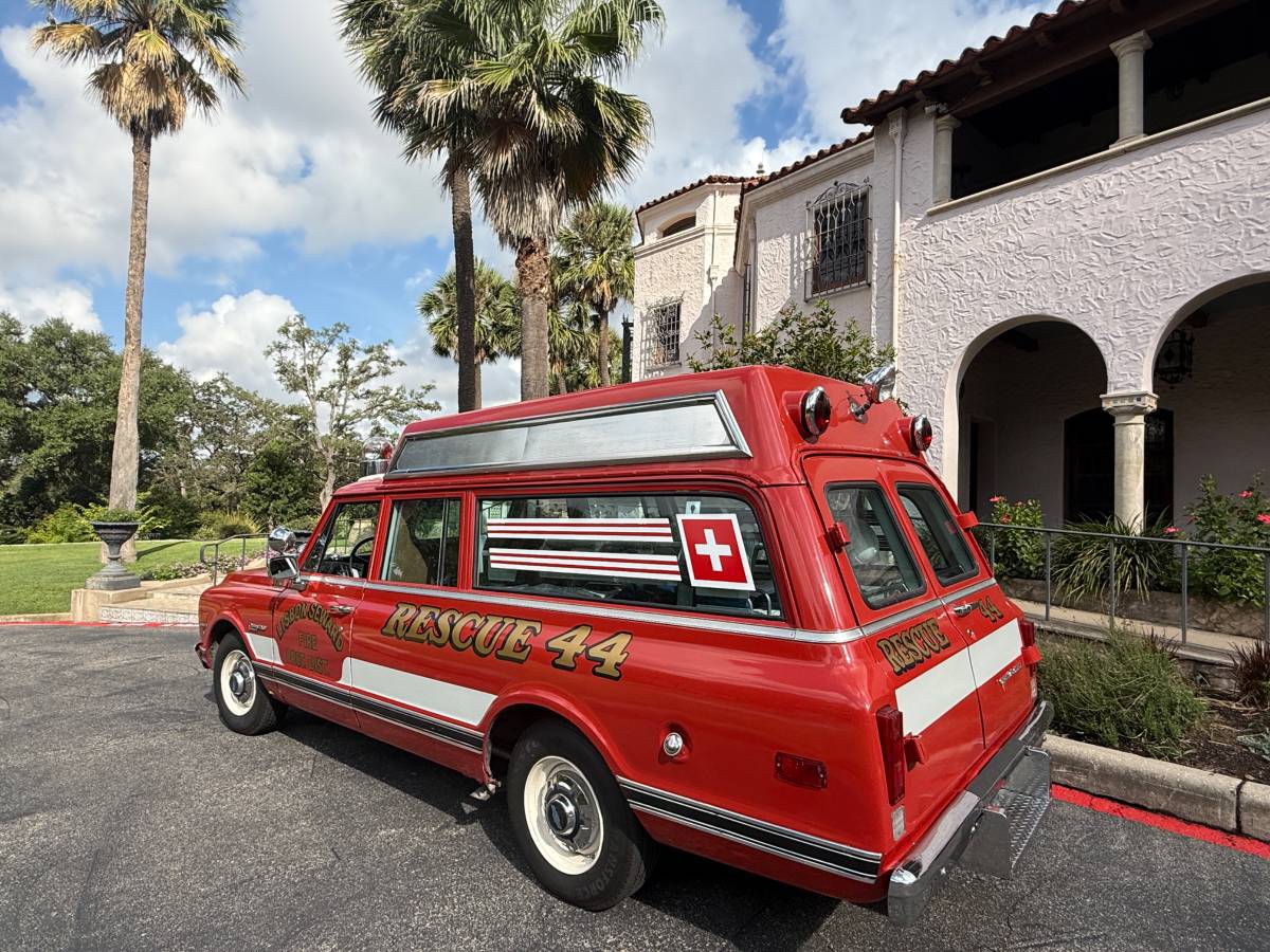 Chevy-suburban-ambulance-1972-7
