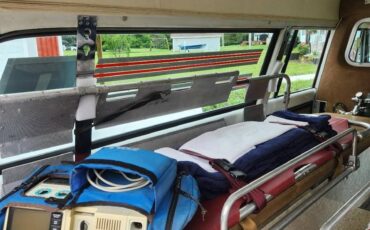 Chevy-suburban-ambulance-1972-9