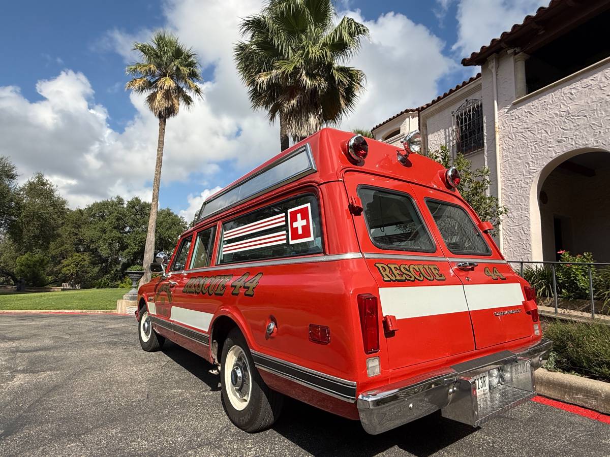 Chevy-suburban-ambulance-1972-9
