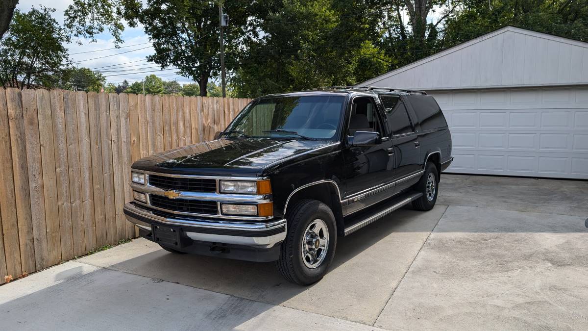 Chevy-suburban-lt-4x4-1995-black-1