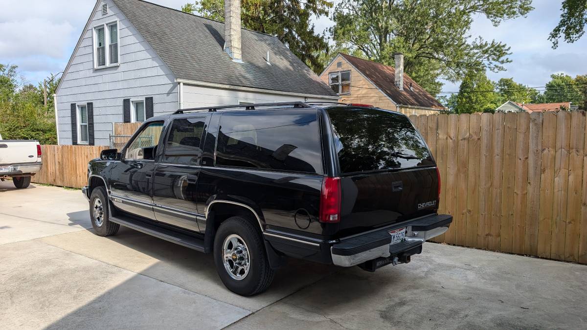 Chevy-suburban-lt-4x4-1995-black-2