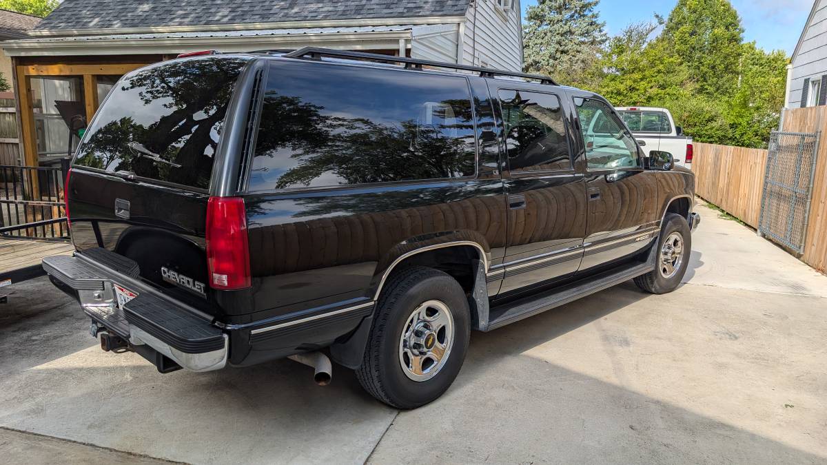 Chevy-suburban-lt-4x4-1995-black-3