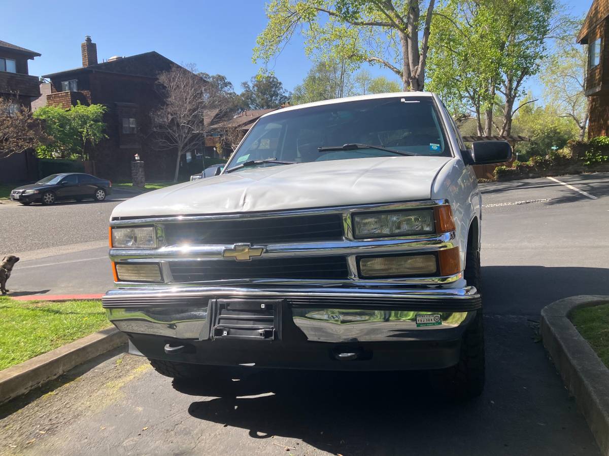 Chevy-tahoe-2-dooe-4-w-drive-1995-white-1