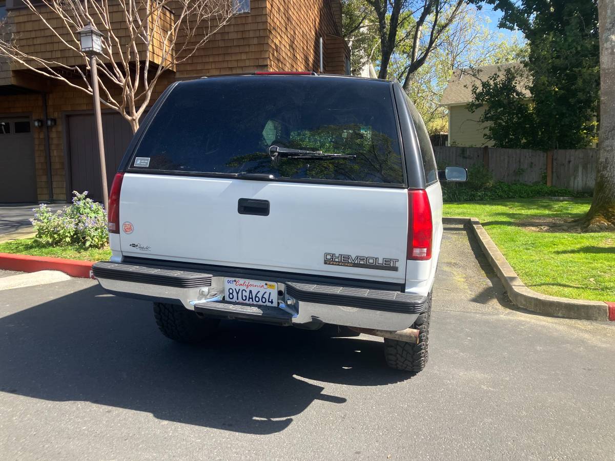Chevy-tahoe-2-dooe-4-w-drive-1995-white-2