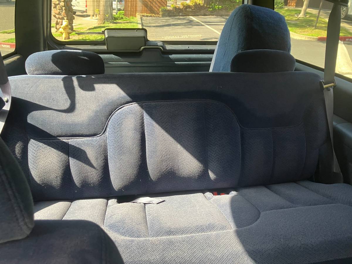 Chevy-tahoe-2-dooe-4-w-drive-1995-white-3