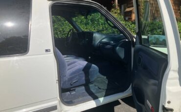 Chevy-tahoe-2-dooe-4-w-drive-1995-white-6