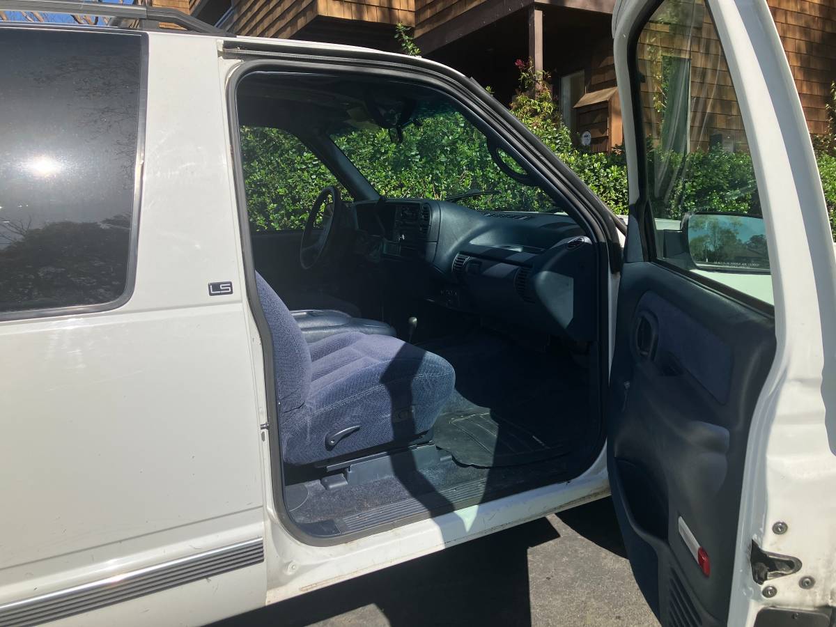 Chevy-tahoe-2-dooe-4-w-drive-1995-white-6