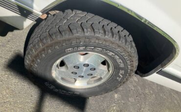 Chevy-tahoe-2-dooe-4-w-drive-1995-white-7