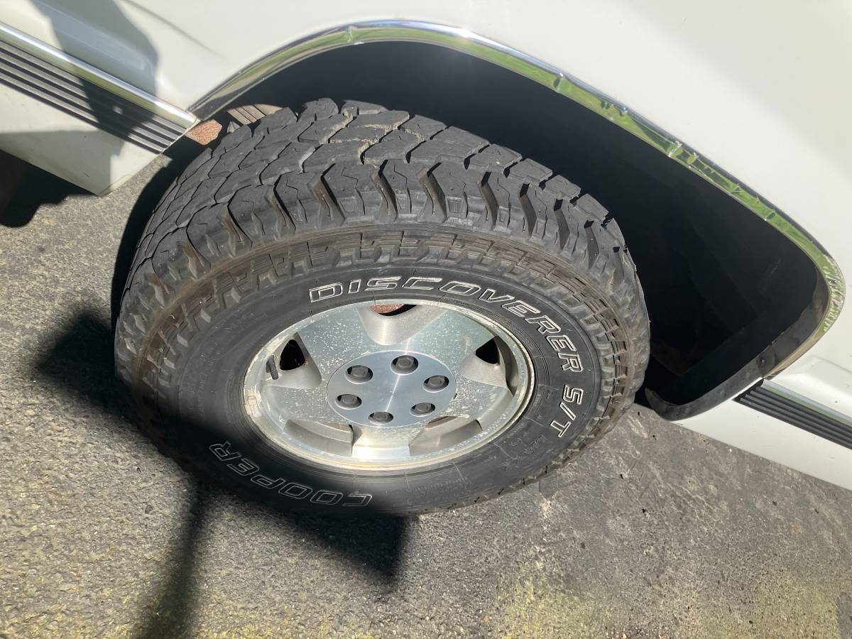 Chevy-tahoe-2-dooe-4-w-drive-1995-white-7