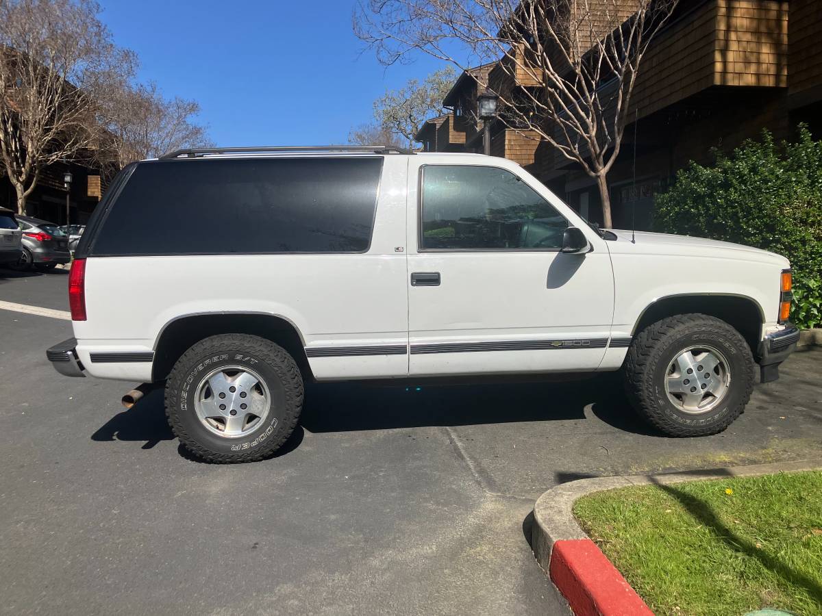 Chevy-tahoe-2-dooe-4-w-drive-1995-white