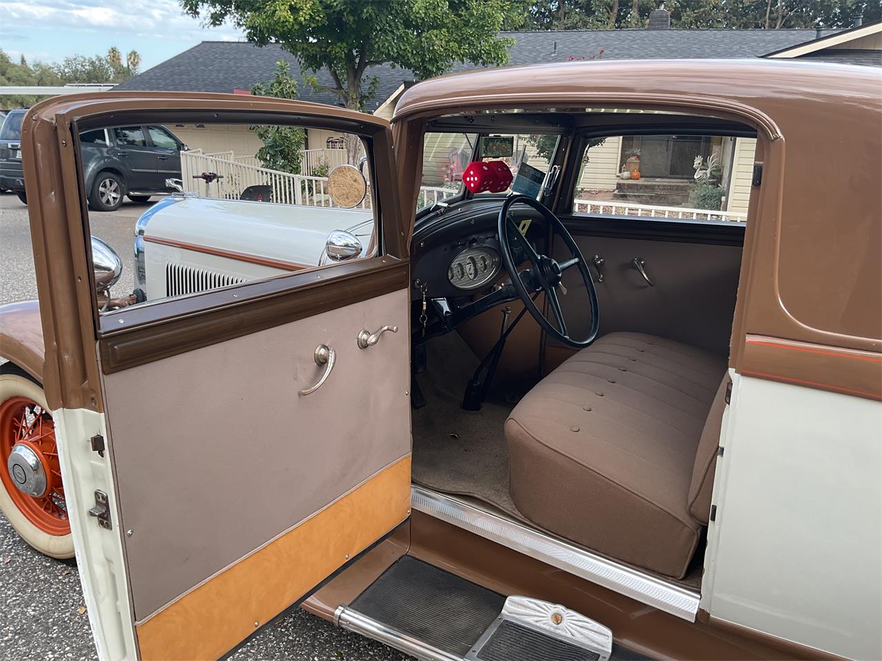 Chrysler-Cl-1932-Brown-Cream-10