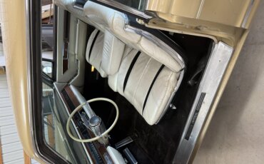 Chrysler-Imperial-crown-1967-Gold-White-1