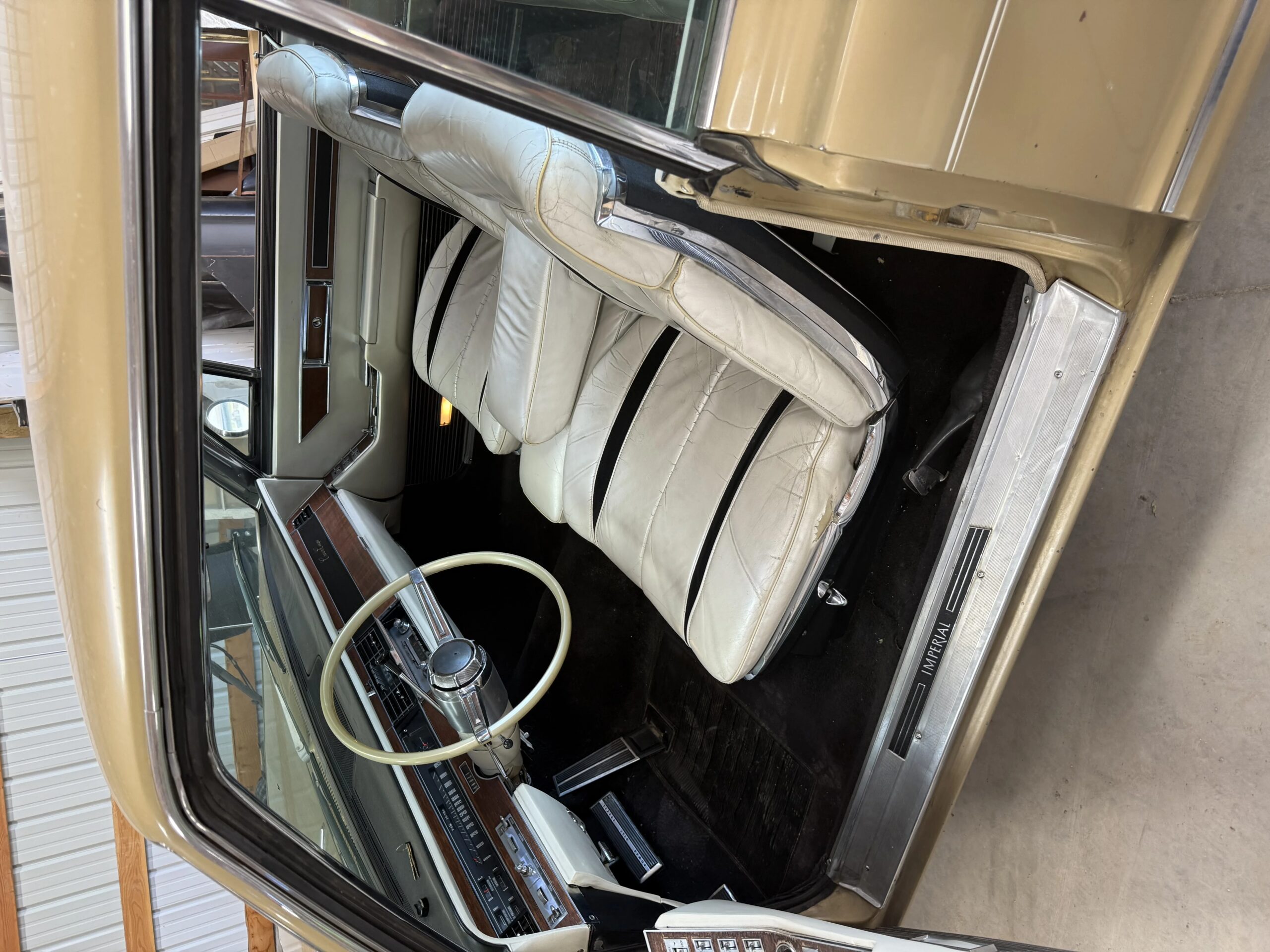 Chrysler-Imperial-crown-1967-Gold-White-1