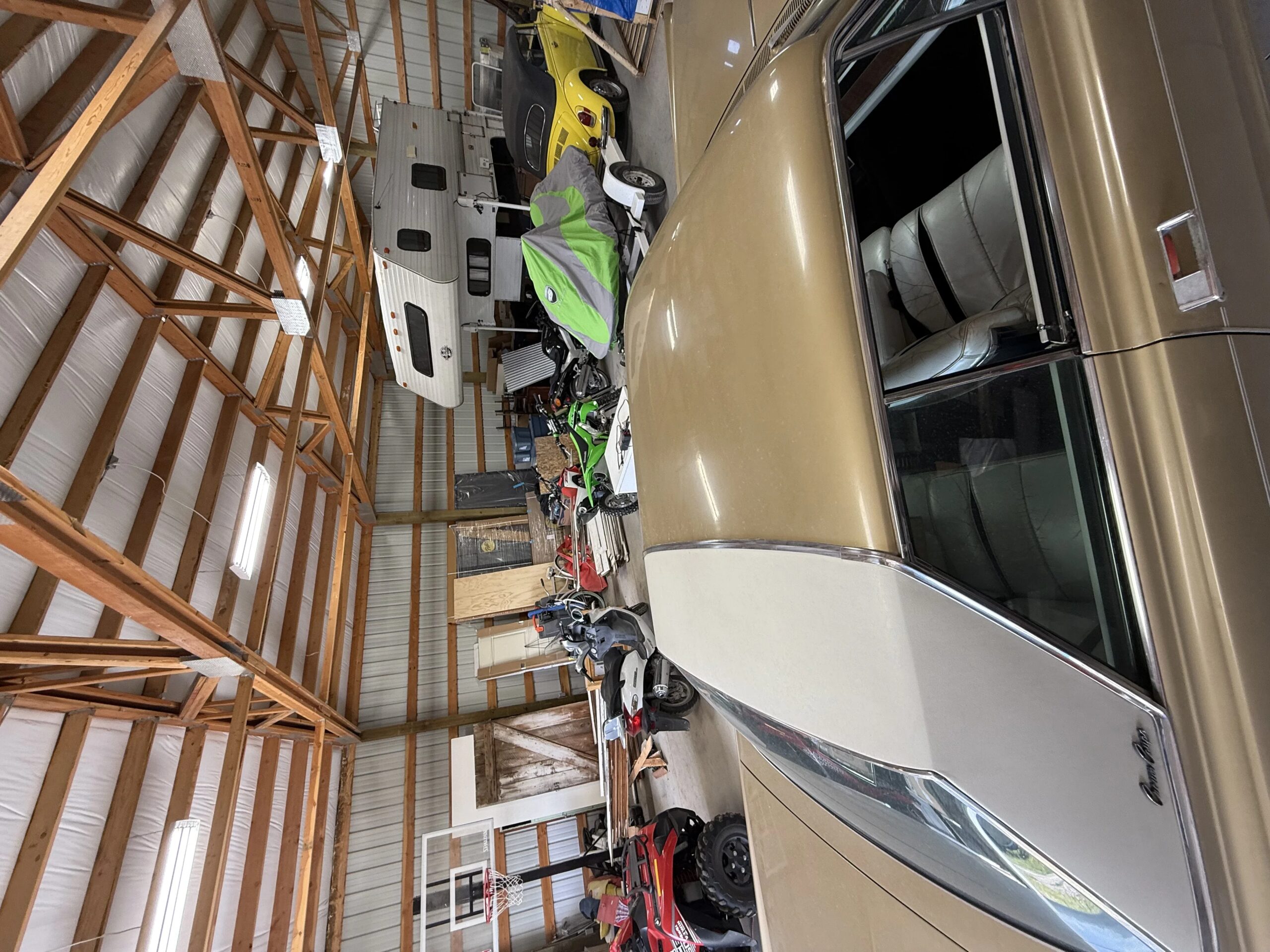 Chrysler-Imperial-crown-1967-Gold-White-11