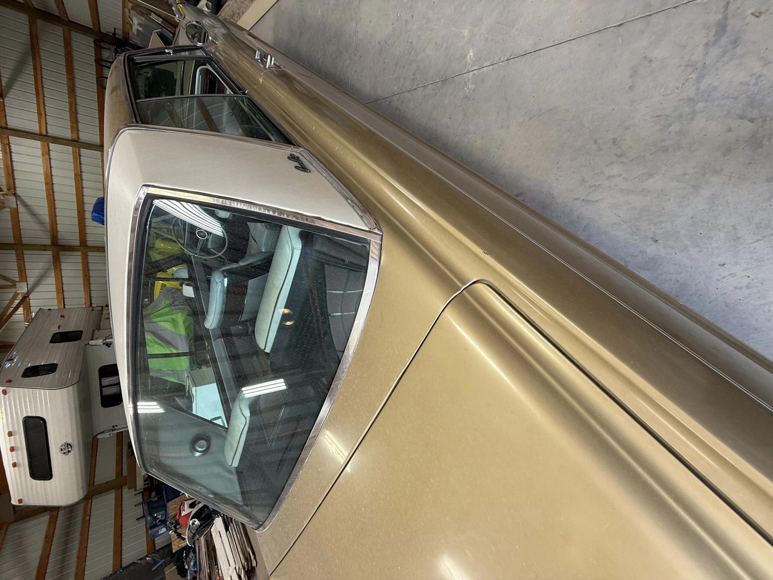 Chrysler-Imperial-crown-1967-Gold-White-12