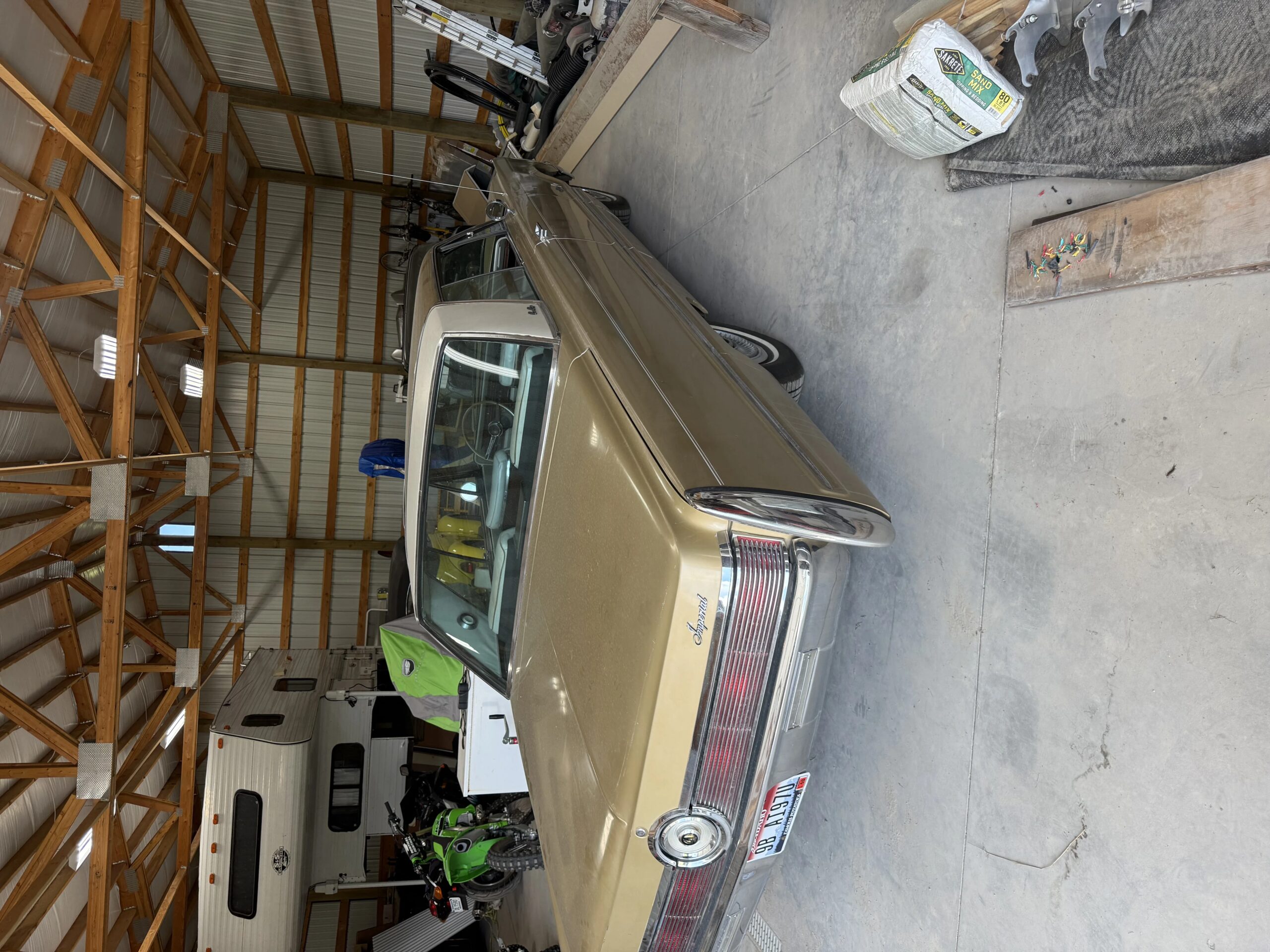 Chrysler-Imperial-crown-1967-Gold-White-16