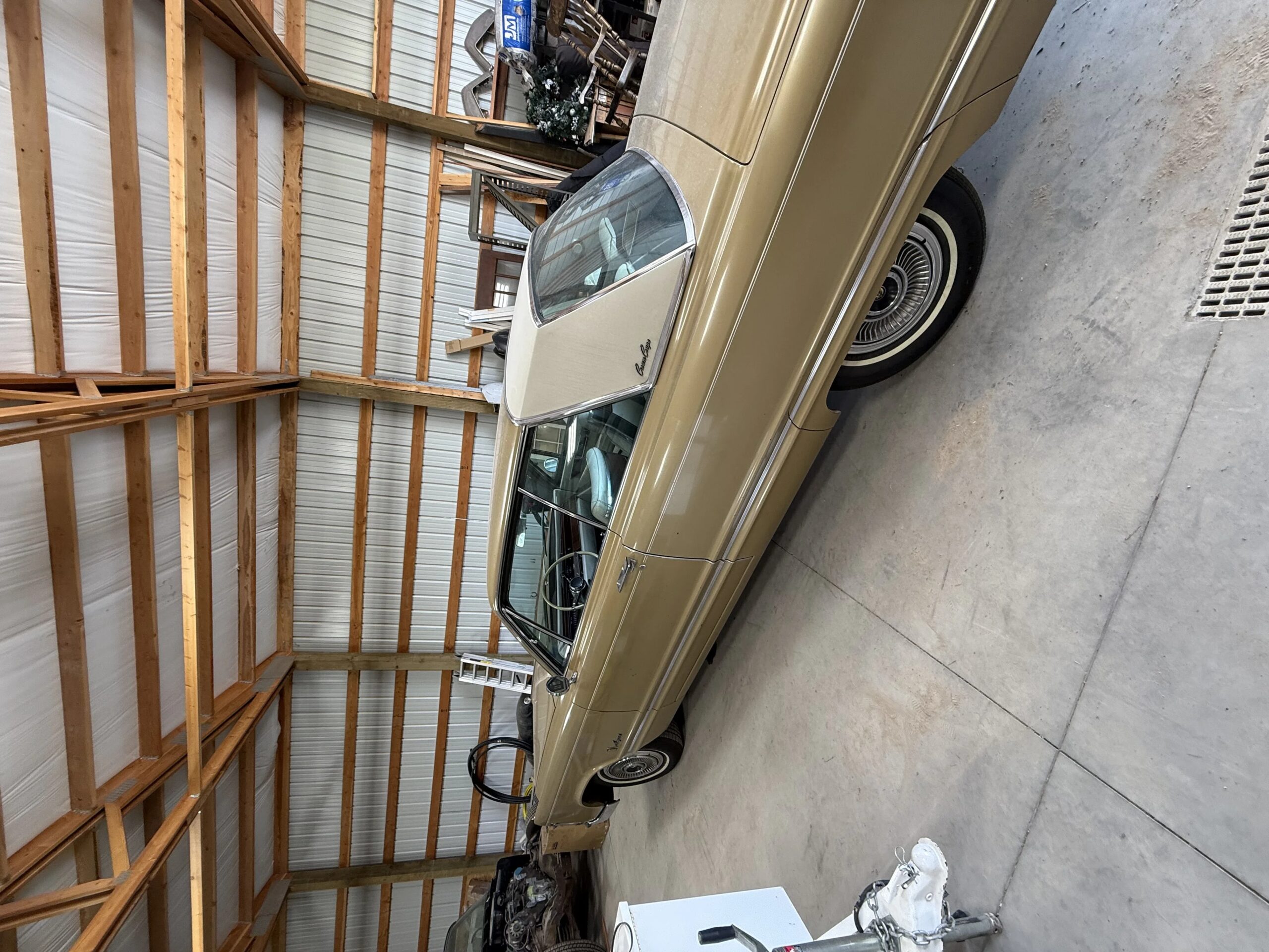Chrysler-Imperial-crown-1967-Gold-White-3