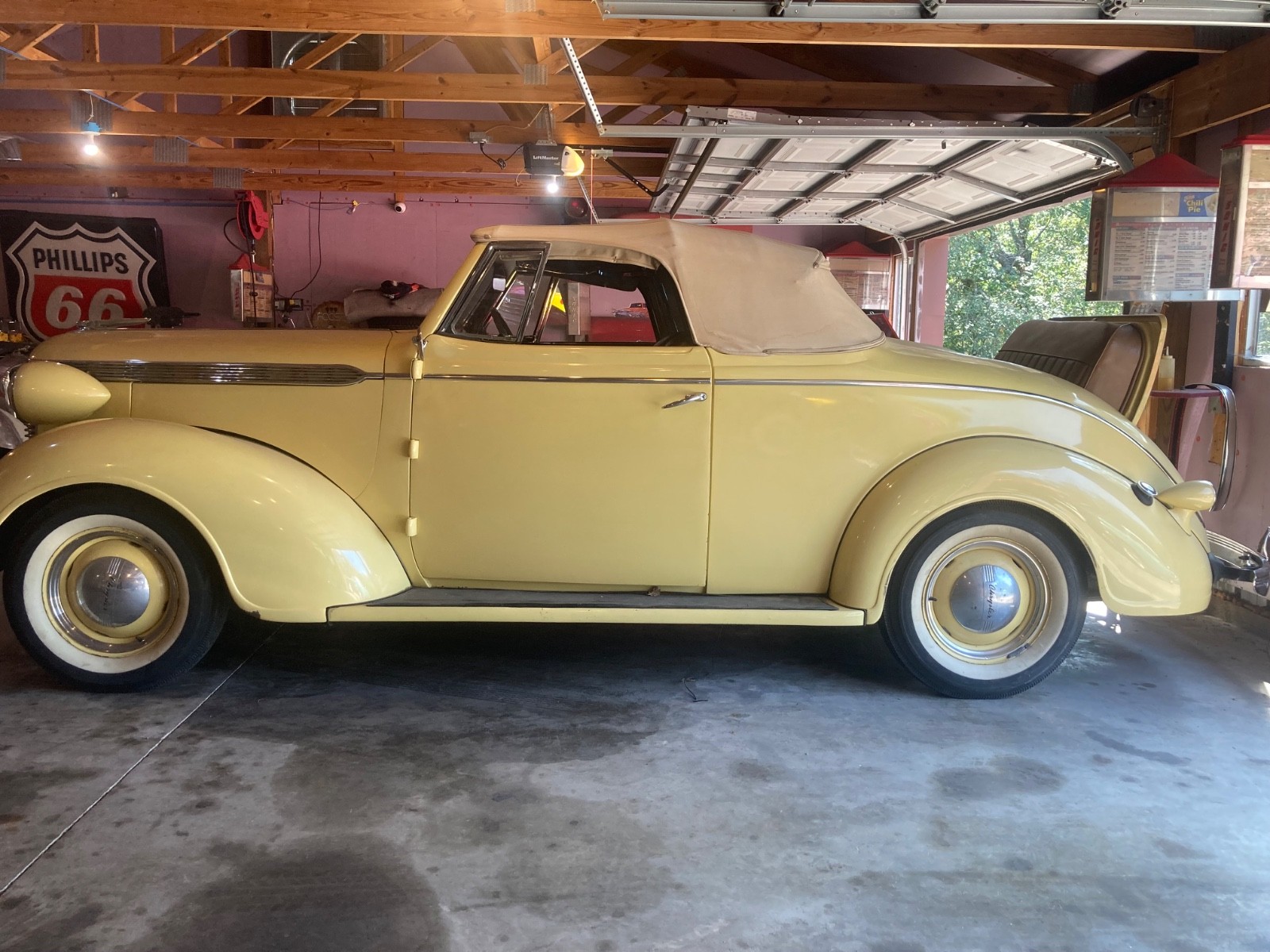 Chrysler-Royal-1937-Convertible-3