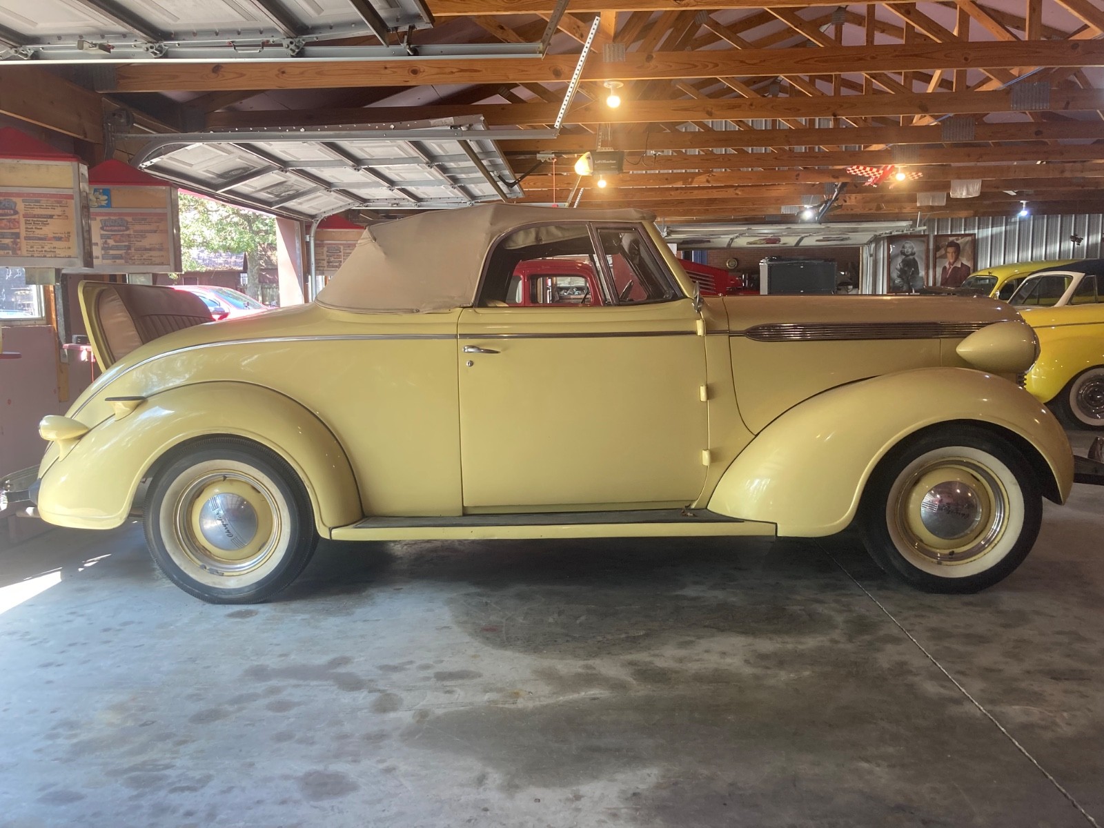 Chrysler-Royal-1937-Convertible-5