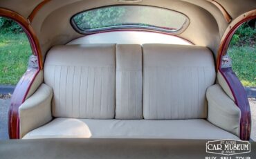 Chrysler-Town-Country-1947-Sedan-11